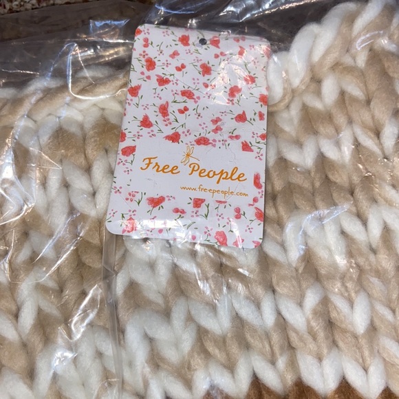 🆕Free People Cozy Up Color Block Pom Beanie - Picture 4 of 4